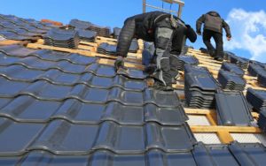 Comment organiser la réparation de sa toiture de maison ?