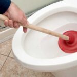 Comment déboucher votre toilette : Guide pratique