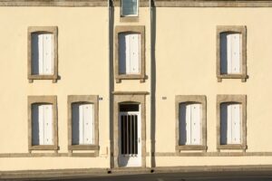 De la façade aux canalisations : les travaux à prévoir pour une maison saine